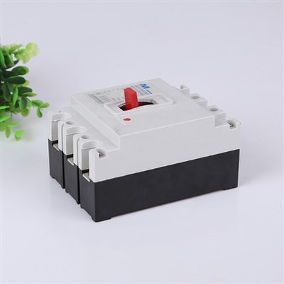 Прекъсвач на лят корпус